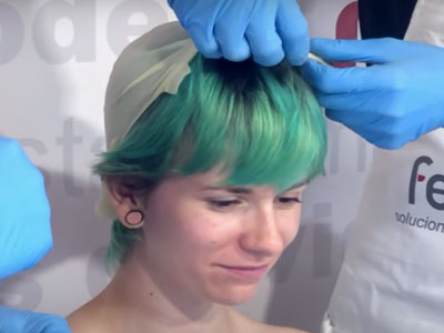 Preparación del modelo con protección de látex para el pelo